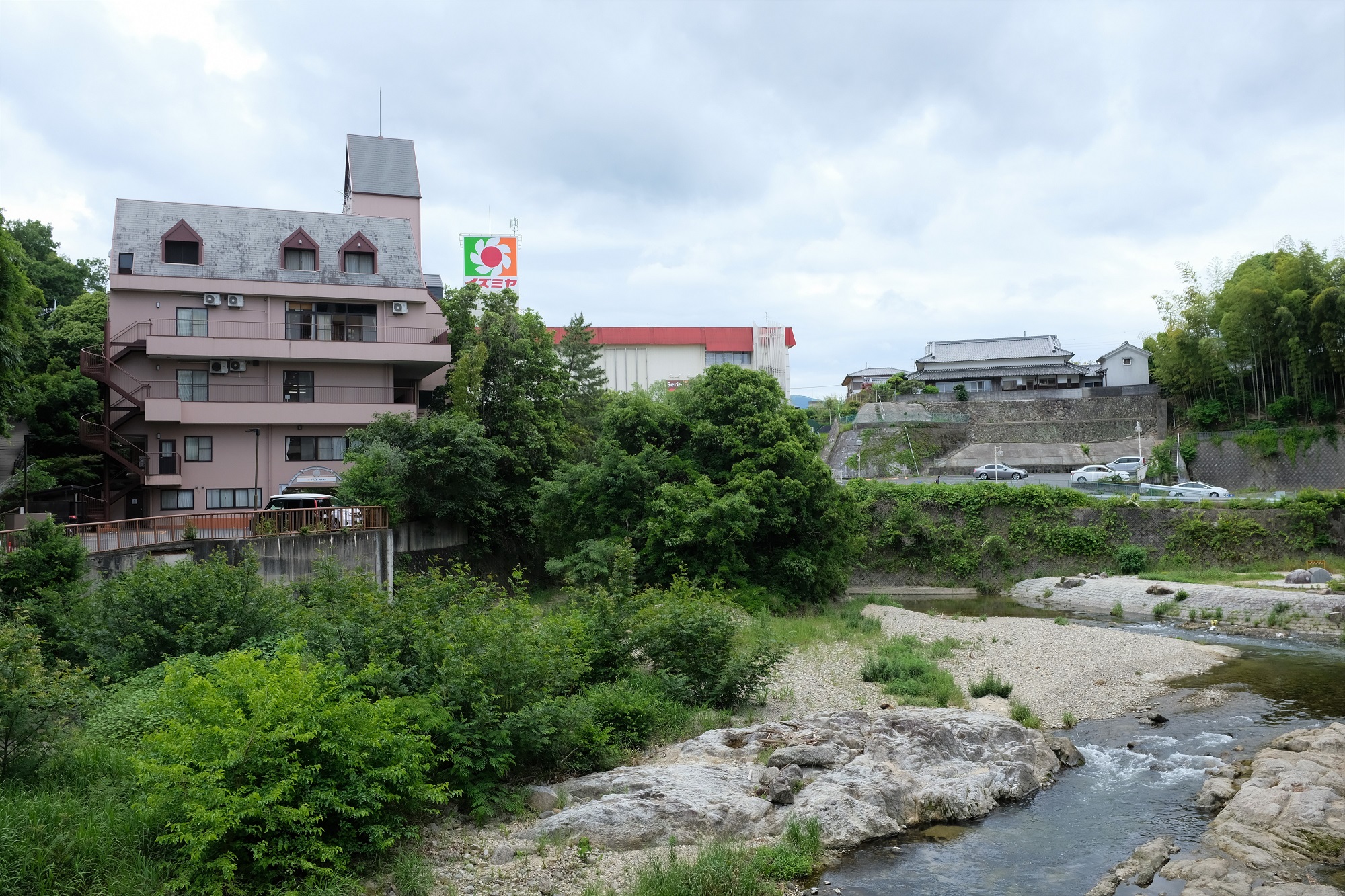 「河内長野駅」より徒歩約5分。目の前に川が流れる落ち着いた環境です。