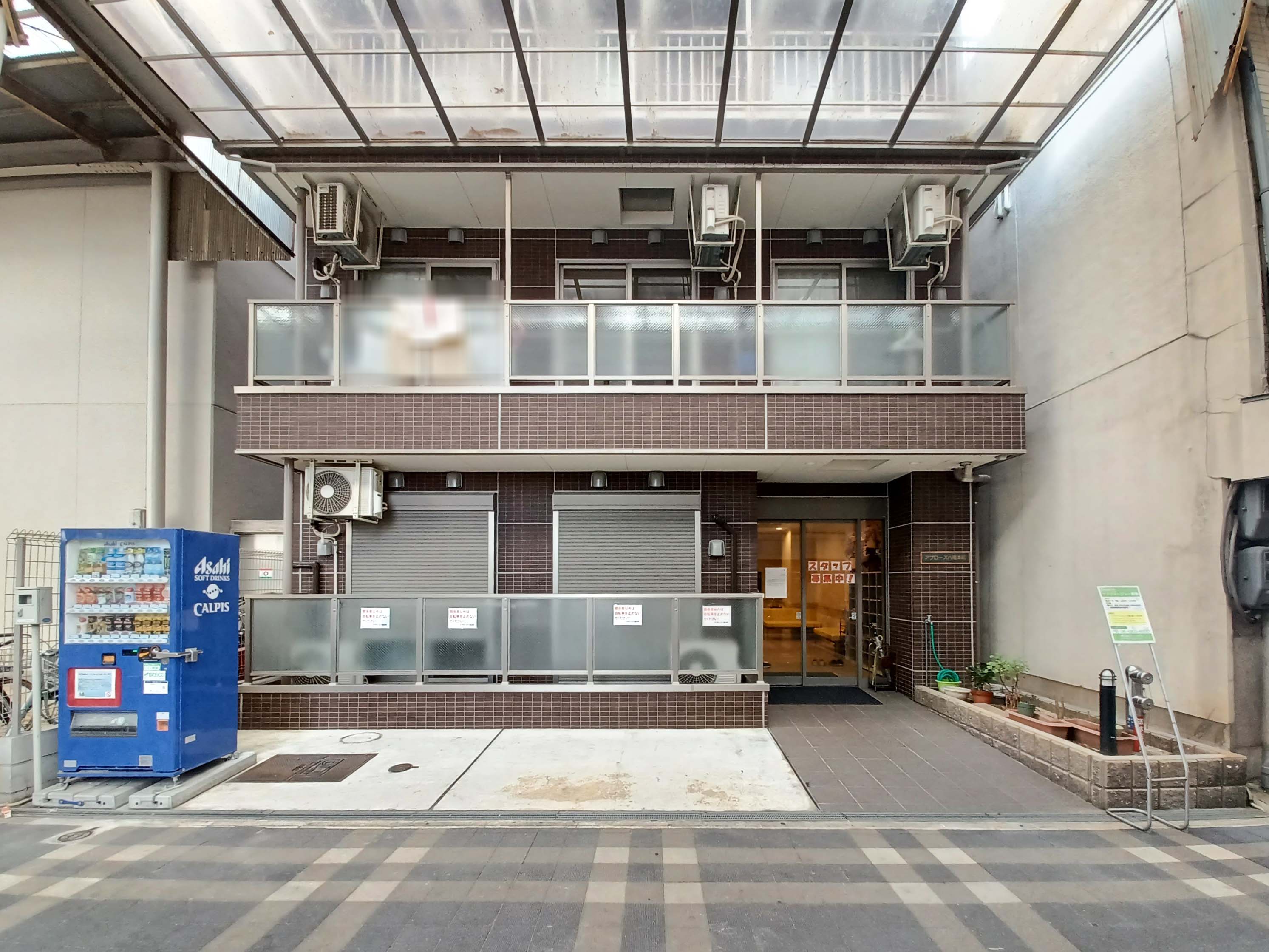「八尾駅」から徒歩7分の場所に位置するアクセス良好な施設！