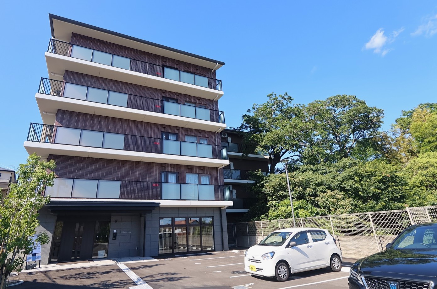 阪急電鉄甲陽線「苦楽園口」「甲陽園」駅よりアクセス可能な全室72室の中規模ホームです。