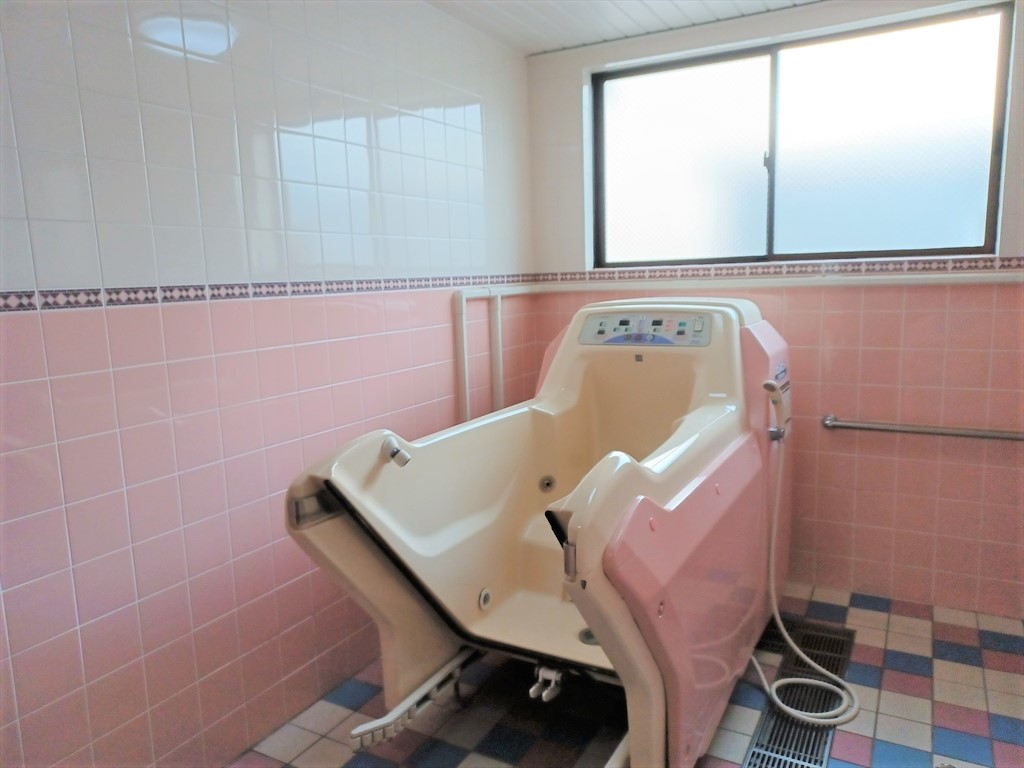 お風呂場には機械浴も設置しております。