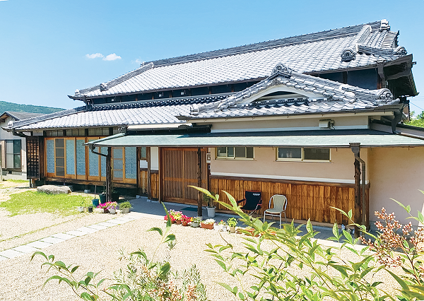 懐かしい日本家屋の建物で落ち着いてお過ごしいただけます。