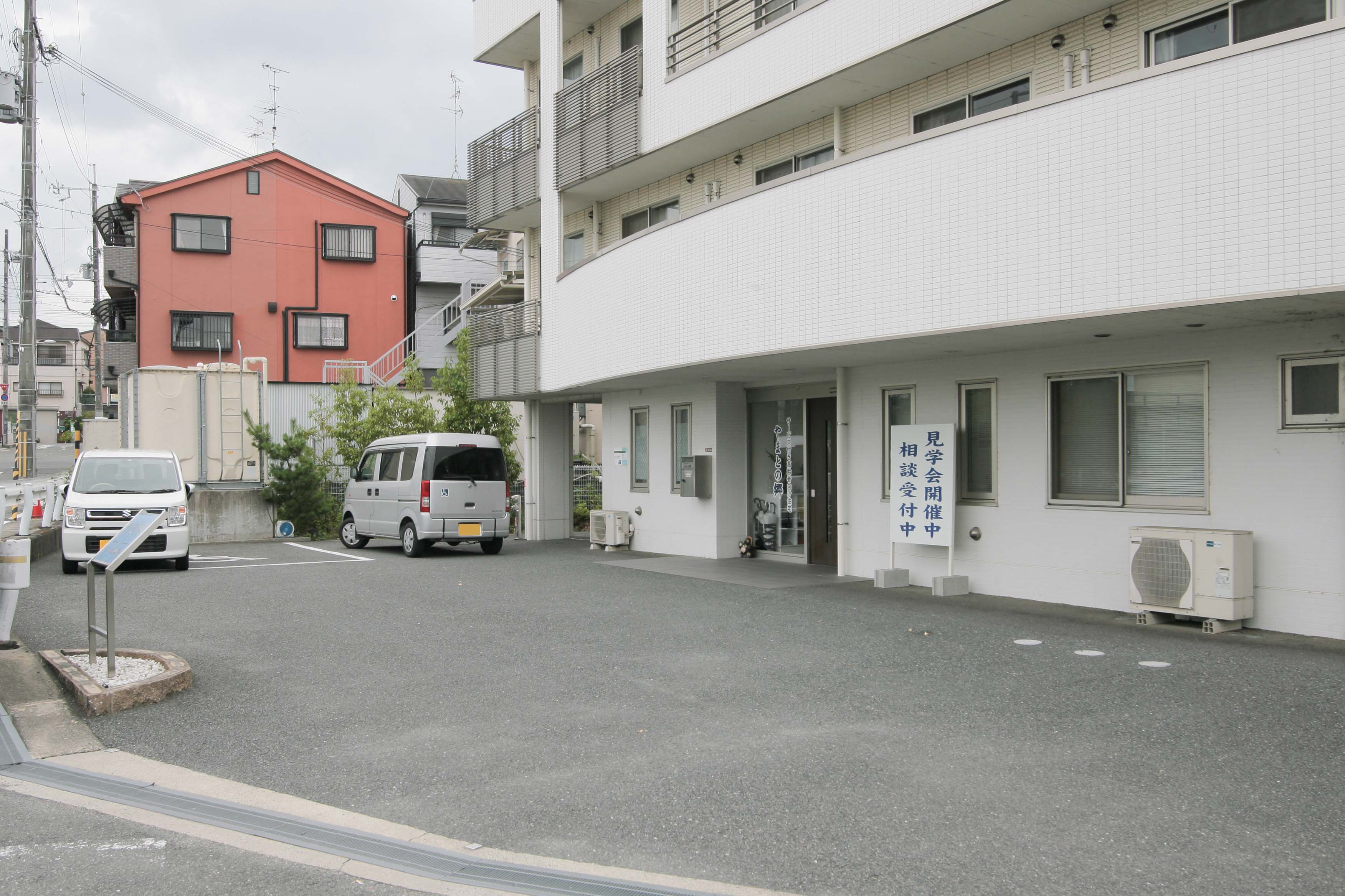 やまとの郷の駐車場完備