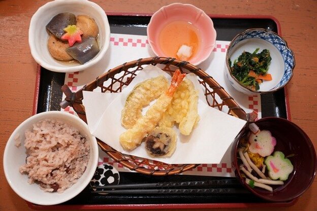 千里山翔裕館の玄関