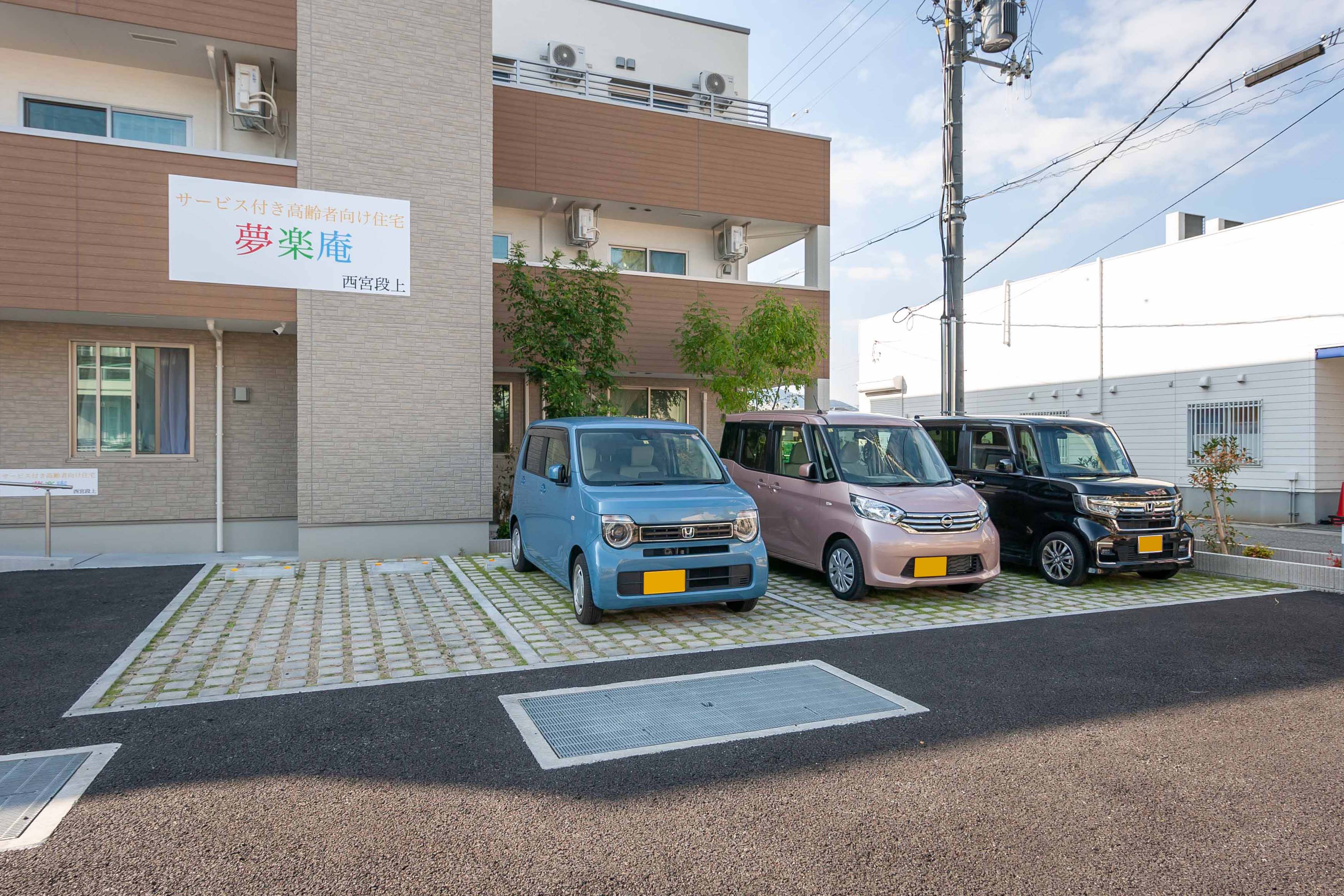 ウールズ西宮段上町2号館の玄関