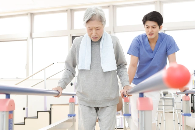 【徹底比較】介護医療院と介護老人保健施設(老健)の違いとは?費用・入居条件・サービスを解説