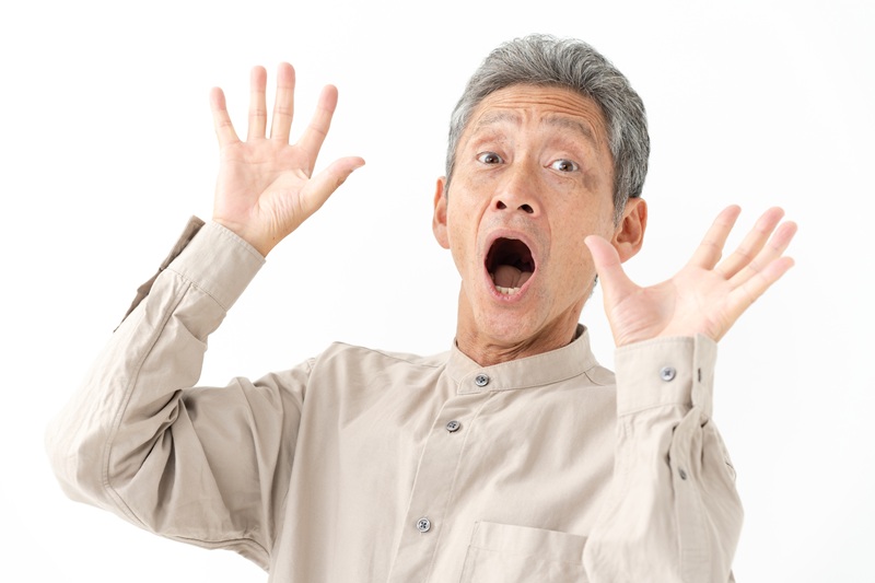 【認知症の妄想】症状の種類・原因とやってはいけない対応・正しい対応方法を解説