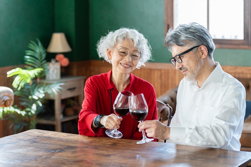 老人ホームで喫煙・飲酒はできる?知っておきたいルールと注意点