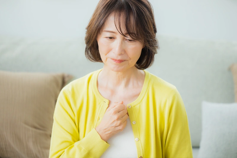 【高齢者は要注意】誤嚥性肺炎の症状・原因|寝たきRIスクを防ぐ予防法を解説