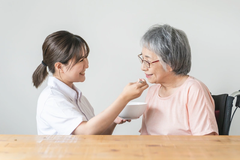 嚥下とは?高齢者の食事を支える機能の仕組みと安全に食べるための訓練法