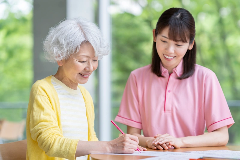 【完全ガイド】老人ホーム入居までの流れを7ステップで解説|準備から契約まで失敗しないためのポイント