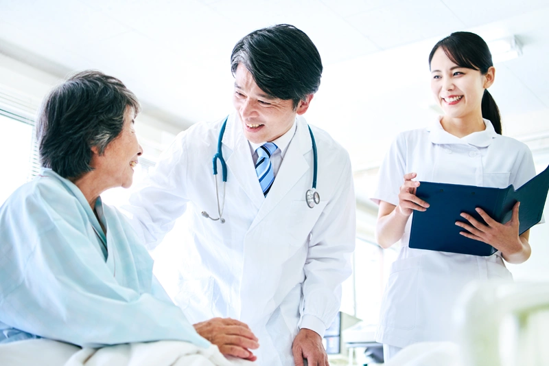 【医療行為別】老人ホームで受けられるケア一覧|インスリン・透析・胃ろうなど施設ごとの対応を徹底比較