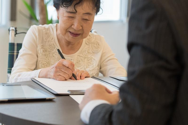 老人ホームの途中解約はできる?入居後の解約手続きや注意点
