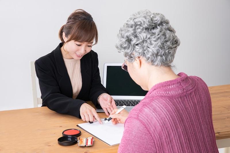 老人ホームの契約トラブルを事例から学ぶ!注意点と対処法