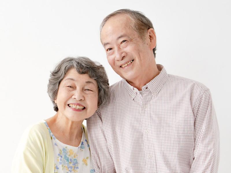 【夫婦で入居】老人ホームの二人部屋で暮らす|メリット・デメリットと費用相場