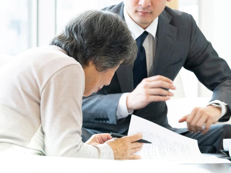 【図解】老人ホームの重要事項説明書とは?絶対に見落としてはいけない7つの項目と読み方のポイント