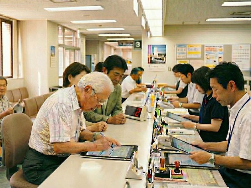 老人ホーム入居時に住民票は移すべき?住所変更の手続きや住所地特例を解説