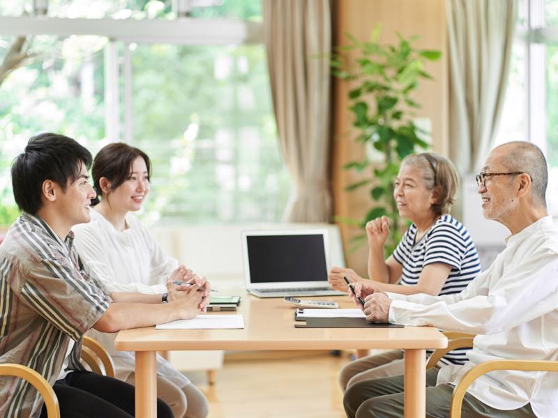 老人ホームを嫌がる親への説得方法とは?入居拒否の理由や無理やりではない話し合いの進め方