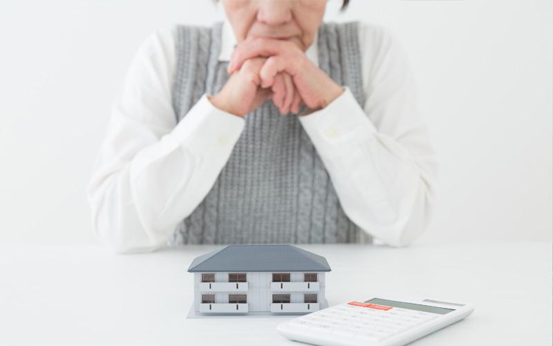 老人ホームの入居一時金は戻ってくる?返還金の計算式や90日ルール・トラブル事例を解説