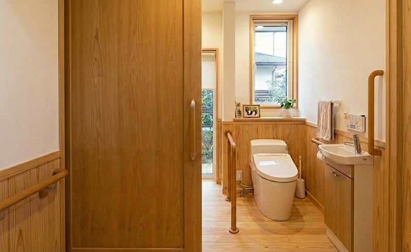 ストーマ(人工肛門)でも老人ホームに入居できる?受け入れ施設の探し方とケア・費用の注意点