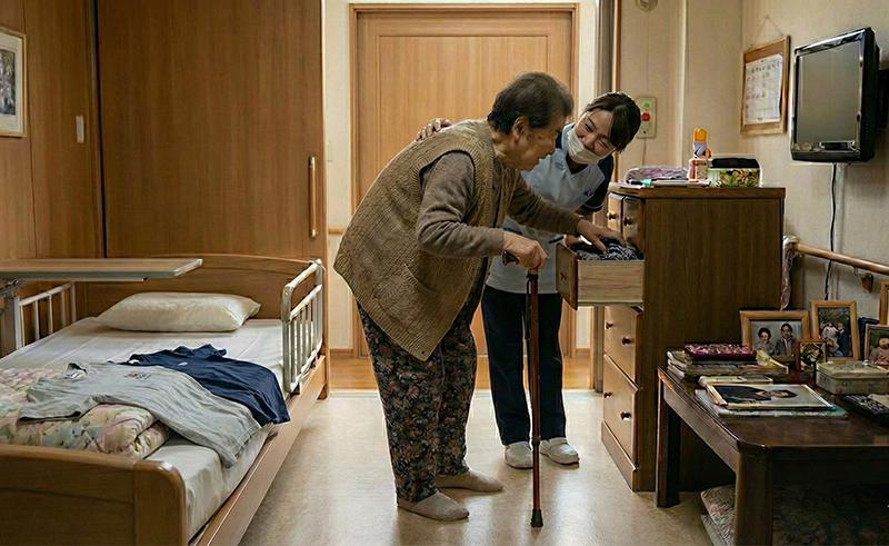 認知症の「物盗られ妄想」は否定NG|本人の不安に寄り添う対応方法と予防策