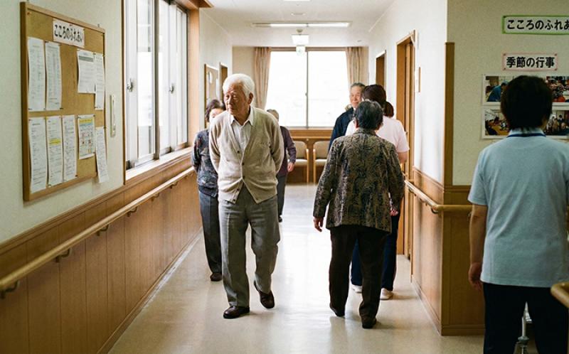 認知症の「ひとり歩き(徘徊)」対策完全ガイド|理由・玄関の鍵・GPS活用法