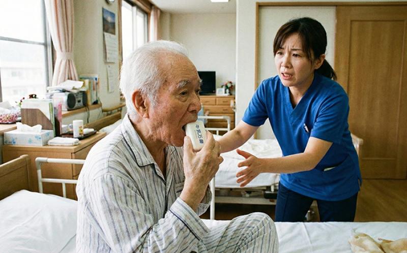認知症の「異食」はなぜ起こる?過食・拒食の原因と食事トラブルへの対策・対応ガイド