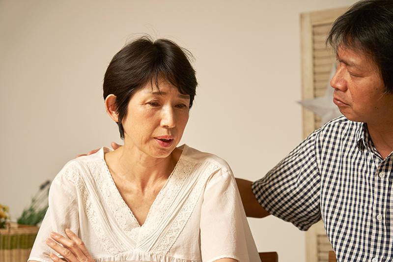 認知症の「性的逸脱行動」にどう対応する?家族の戸惑いと薬・施設での対策