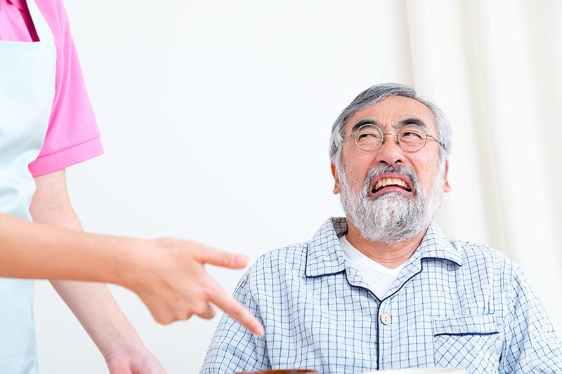 認知症の「介護拒否」には理由がある!入浴・食事・服薬などシーン別の対応と声かけのコツ