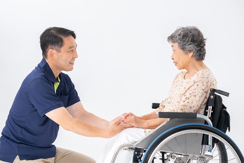 重度認知症でも受け入れ可能な老人ホームとは?BPSDや暴力・徘徊への対応と施設探しのポイント