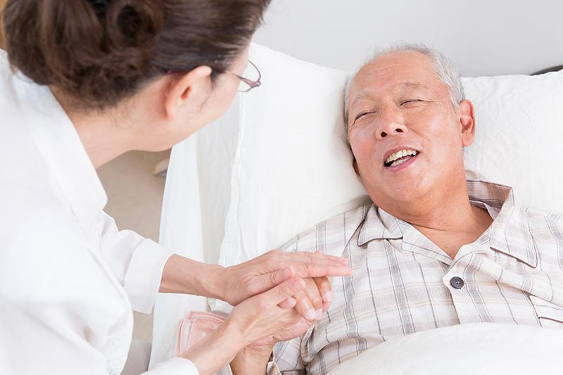 老人ホームの看取り介護とは?費用や流れ・対応できない施設の違いを徹底解説