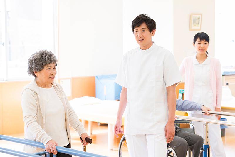 老人ホームでのリハビリの効果と選び方|理学療法士常駐や脳梗塞・骨折後の回復を目指す施設探し