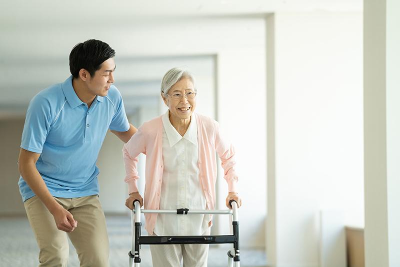 脳梗塞や脳出血の後遺症がある方の老人ホーム選びとリハビリ|老健や特化型デイの違いと費用