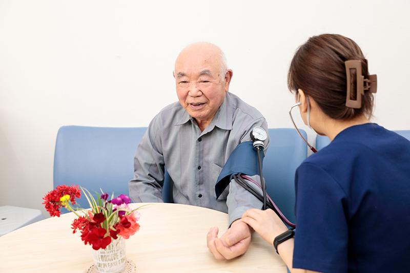 ペースメーカー(心臓病)があっても老人ホームに入居できる?施設選びの注意点と生活のポイントを解説