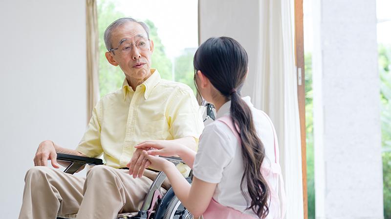 リウマチでも安心できる老人ホームの選び方|痛みへのケアと医療体制を確認するポイント