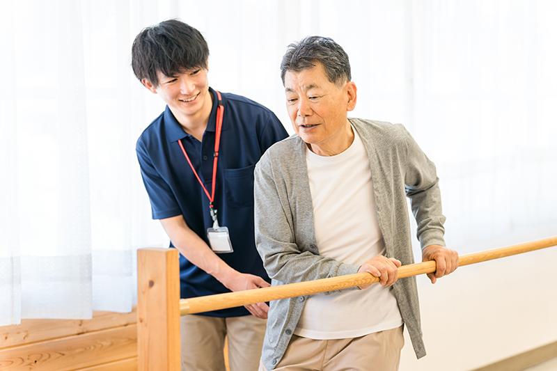 パーキンソン病でも安心して入居できる老人ホームの選び方|実行機能障害への対応とリハビリ・服薬管理のポイント