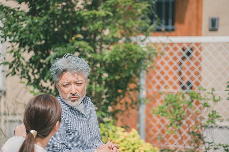 認知症の「帰宅願望」はいつまで続く?夕暮れ症候群の原因と安心させる対応