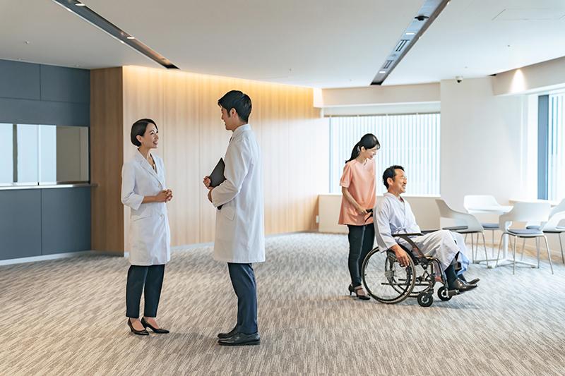 在宅医療の「訪問診療」と「往診」の違いとは?費用や探し方、対象者まで分かりやすく解説