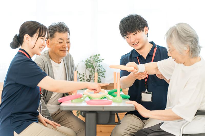 介護保険の訪問リハビリと通所リハビリ(デイケア)の違いとは?どっちがいいか迷った時の選び方と併用のポイント