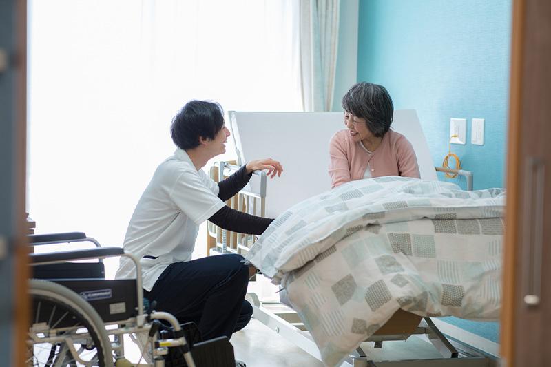 老人ホームは個室が良い?多床室との違い・費用・メリット/注意点と選び方