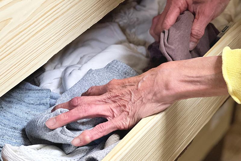 老人ホームでの服装は?季節別・枚数目安・介護しやすい衣類の選び方を解説
