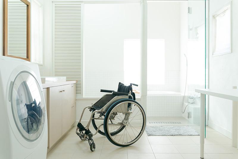 老人ホームの洗濯はどうする?自分で洗う/家族/業者/施設サービスの違い