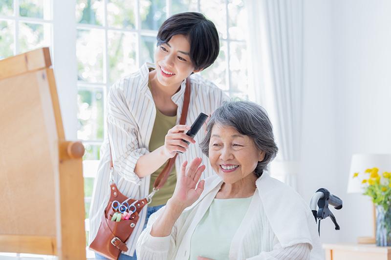 老人ホームの理美容(カット・訪問美容)はどう受ける?頻度・費用・頼み方