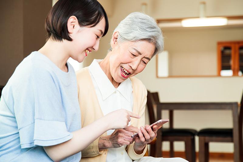 老人ホームでスマホは使える?Wi-Fi/充電/紛失対策/家族の連絡ルール