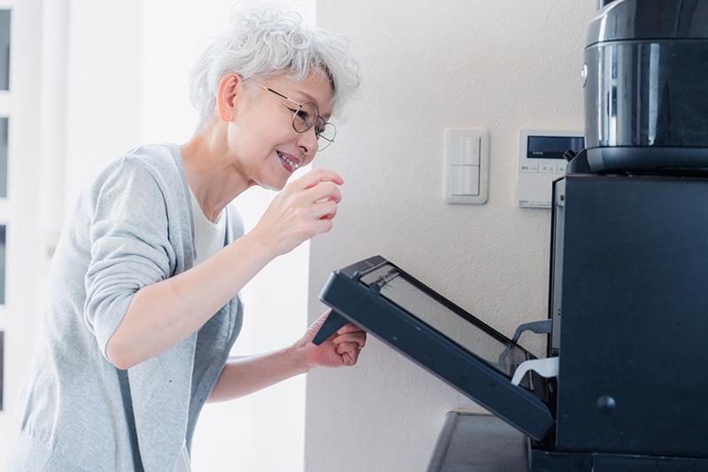 老人ホームに電子レンジは持ち込める?禁止される理由と代替案