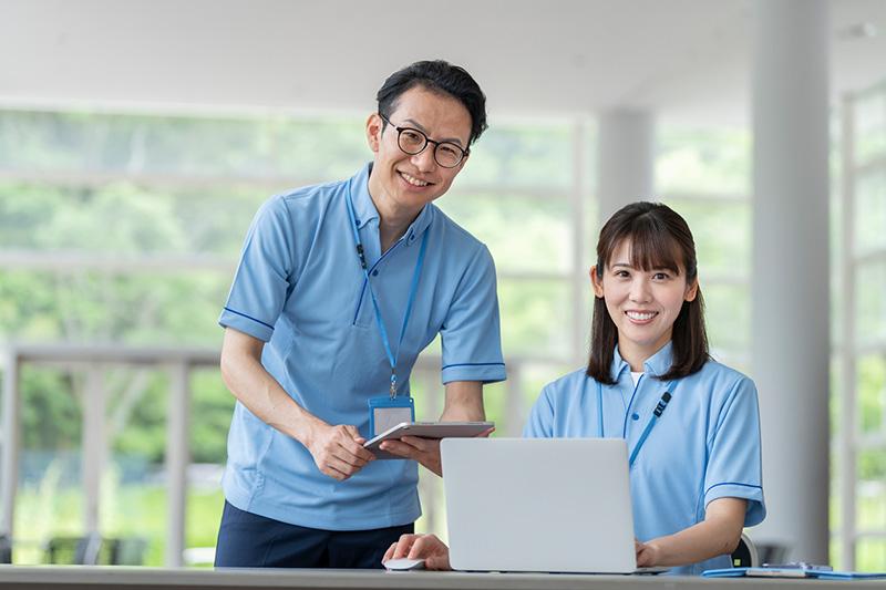 老人ホームの見守りセンサーは安心?できること・限界・夜間体制とセットで見るポイント