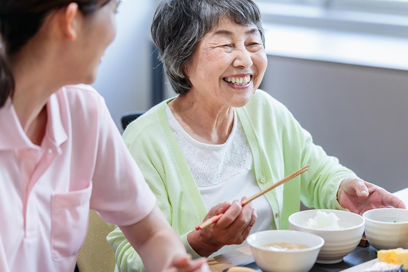 老人ホームの食事形態とは?普通食きざみソフトミキサーの違いと確認ポイント