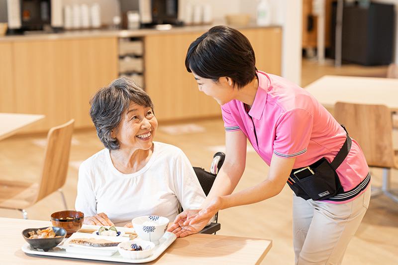 老人ホームの食事はひどいって本当?実態から施設の選び方まで解説